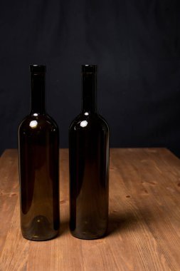 Ahşap arka plan karşı masada şarap şişeleri