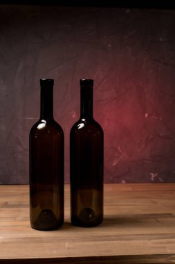 Ahşap arka plan karşı masada şarap şişeleri