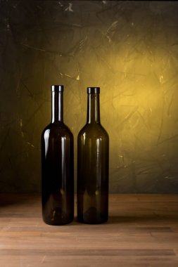 Ahşap arka plan karşı masada şarap şişeleri
