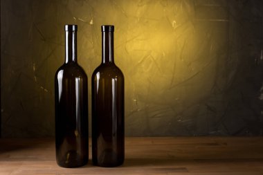 Ahşap arka plan karşı masada şarap şişeleri