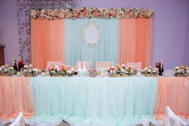 Düğün presidyum restoranında, boş alan. Çiçekler, yeşillik ile yeni evliler için düğün Ziyafet tablosu,