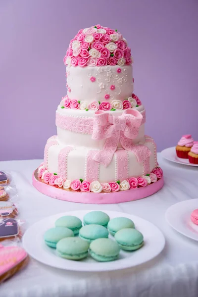 White wedding cake with pink ribbons — Stock Photo, Image