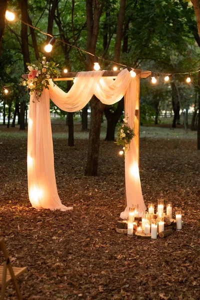 Arco Nuziale Nel Bosco Con Lampadine Bellissimo Matrimonio Rustico Nella — Foto Stock