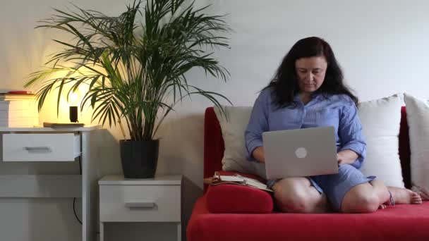 Lächelnde Junge Dolmetscherin Mit Headset Die Sich Notizen Macht Studenten — Stockvideo