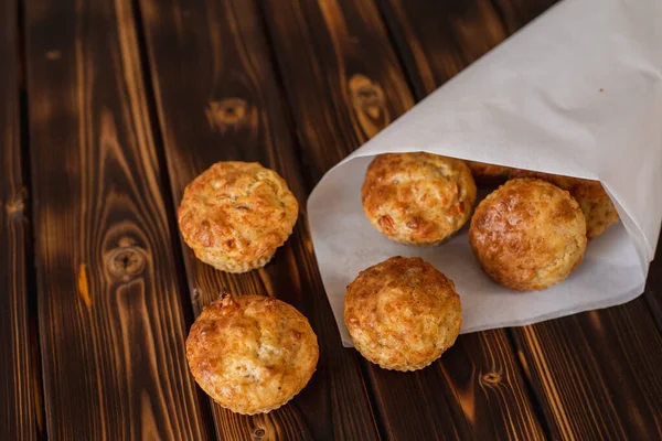 Muffins Frango Estão Saco Papel Branco Que Fica Uma Mesa — Fotografia de Stock