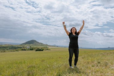 Yazın siyah elbiseli genç bir kadın şehrin dışında doğa yürüyüşü yapar. Kız koruyucu tıbbi maskesini çıkardı ve sevindi. Mutlu kadın..