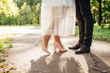 Gelin damadı kucaklıyor. Damat kadraja geri döndü. Mutlu düğün kavramı. Yakın plan..