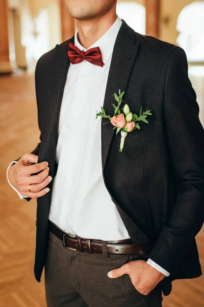 Stilvoller Bräutigam Braunem Anzug Und Weißem Hemd Mit Fliege Und — Stockfoto