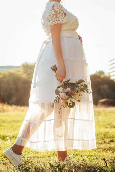 Noiva Grávida Segurando Sua Mão Elegante Buquê Casamento Das Folhas — Fotografia de Stock