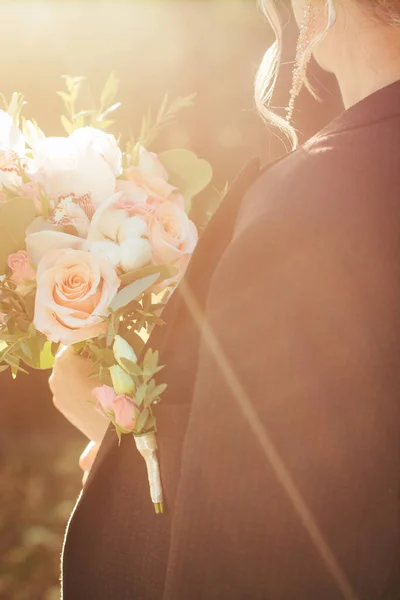 Gyönyörű Gyengéd Menyasszony Tartja Esküvői Csokrot Kezében Háttérben Tenger Naplemente — Stock Fotó