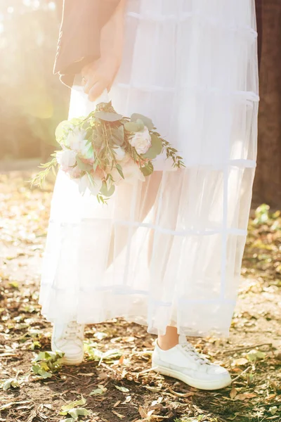 Noiva Grávida Segurando Sua Mão Elegante Buquê Casamento Das Folhas — Fotografia de Stock