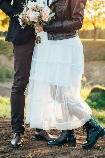 Noiva Abraça Noivo Noivo Volta Para Moldura Conceito Casamento Feliz — Fotografia de Stock