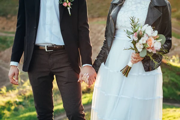 Menyasszony Vőlegény Fogják Egymás Kezét Egy Gyönyörű Csokor Kezében Pár — Stock Fotó