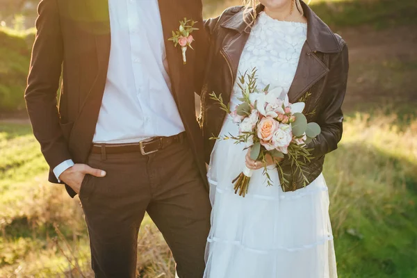 Gelin Damat Güzel Bir Buketin Ellerinde Ele Tutuşuyorlar Çift Gün — Stok fotoğraf