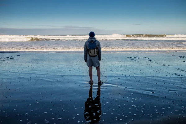 Samotny Facet Stojący Zdewastowany Wietrzne Plaże Ulicy Kontemplując Oceanu Obrazy Stockowe bez tantiem