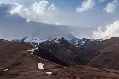 Gürcistan'daki kazbegi dağlar