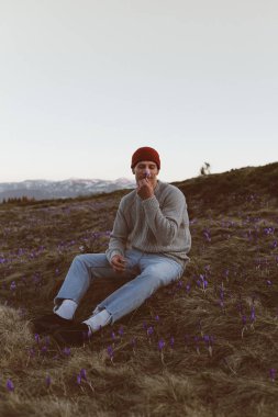 dağların güzel arka plan ile çiçek kokuyor adamım dağ