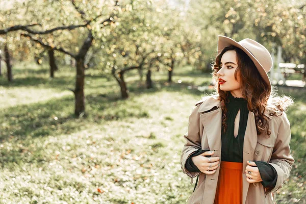 Femme Style Rétro Chapeau Marchant Dans Parc Portrait Une Belle — Photo