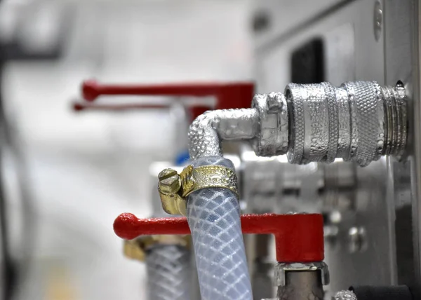 Tubazione Valvola Rossa Sono Molto Fredde Causano Gocce Acqua Causa — Foto Stock