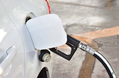 Beyaz araba tank başına benzin istasyonunda doldurmak. 