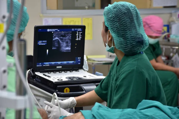 Lekarz Jako Anestezjolog Jest Znalezienie Tętnicy Statku Przez Ultrasonografu Dla — Zdjęcie stockowe