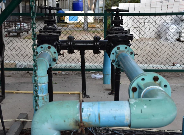 Büyük su vanaları siyahtır, boru hatları mavi.