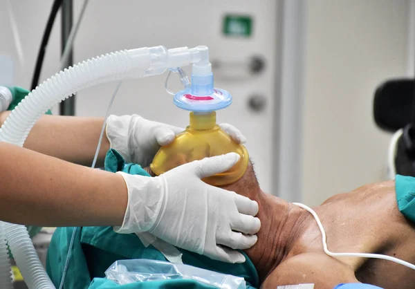 Çene itme manevra tekniği vermek oksijen ve vantilatör makineden maskesi ile ilaç için.