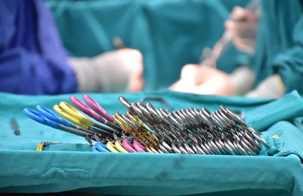 Chirurgické Nástroje Sterilní Stůl Připraven Vyzvednutí Práci Pozadí Operace Pole — Stock fotografie