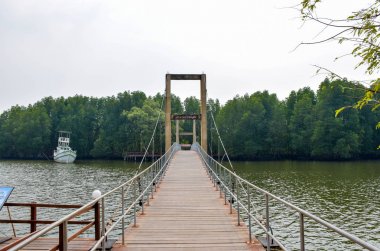 Düz ahşap halat köprüyü 