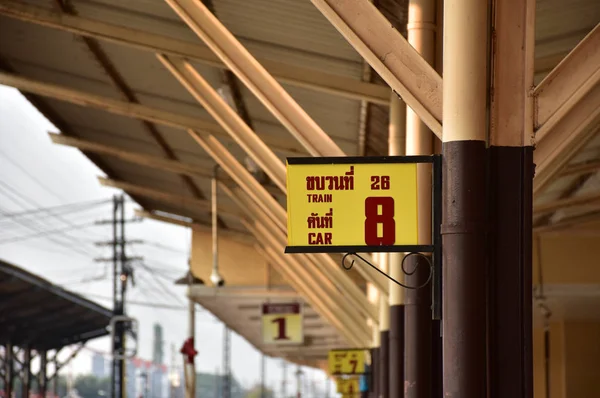 Cartello Avvisare Passeggero Binario Attendere Treno Informazioni Cartello Lingua Thailandese — Foto Stock