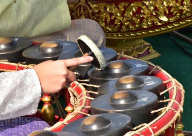 Tay müzisyen gong oynuyor (Tay vurmalı çalgılar, İşte adım birçok, bir daire içinde düzenlenmiş).