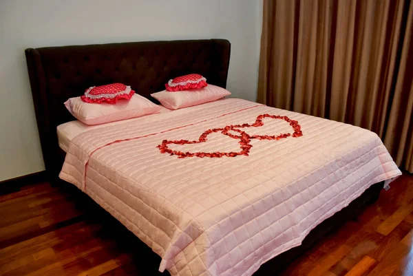 Семейная Кровать Пара Сердце Сделанное Красных Лепестков Роз Кровати Доме — стоковое фото