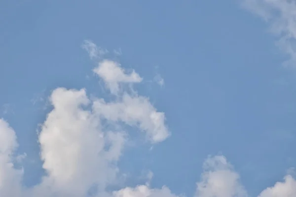 Cielo Luminoso Con Alcune Nuvole Nel Lato Sinistro Verso Basso — Foto Stock