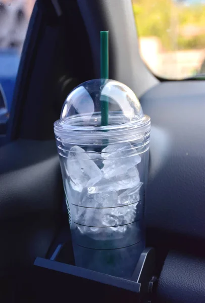 명확한 텀블러 자동차 보유자에 컵입니다 얼음으로 있습니다 — 스톡 사진