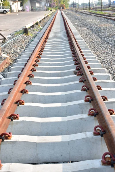 Demiryolu parça eski ama demiryolu uyuyan yeni.