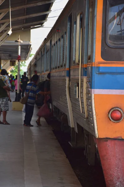 Tåget Parkering För Passagerare Ombord Ett Tåg Fokus Framför Tåget — Stockfoto