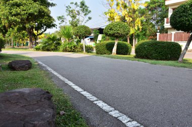 Kamu parki walker veya runner alýþtýrmalarda yolluk. İşte sağlıklı insanlar için uygun ortam.