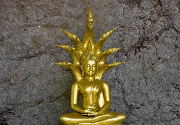 Золотая Статуя Будды Семью Головами Наги Тайском Храме Дорожка Обрезки — стоковое фото