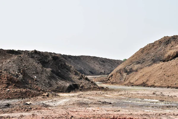 Birçok büyük höyük yağmur sonra. Arka plan gökyüzü nedir.