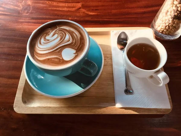 Tazza Caffè Che Arte Del Latte Cima Una Tazza Accanto — Foto Stock