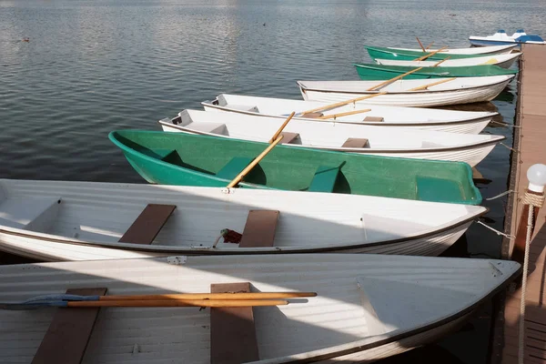 Boot auf dem Wasser an der Seebrücke — Stockfoto