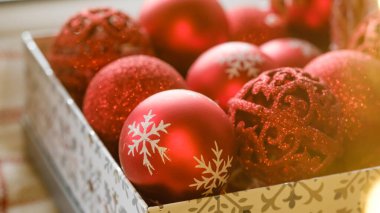 Kutuda kırmızı Noel ağacı oyuncakları, Noel ağacı süsleme hazırlığı.