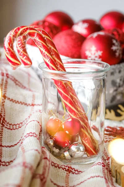 Tarro de vidrio con bastones de caramelo. Fondo de Navidad . — Foto de Stock