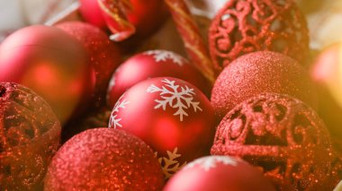 Kutuda kırmızı Noel ağacı oyuncakları, Noel ağacı süsleme hazırlığı.