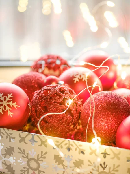 Juguetes de árbol de Navidad rojo en una caja, preparación para decorar un árbol de Navidad . — Foto de Stock