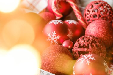 Kutuda kırmızı Noel ağacı oyuncakları, Noel ağacı süsleme hazırlığı.