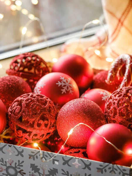 Juguetes de árbol de Navidad rojo en una caja, preparación para decorar un árbol de Navidad . — Foto de Stock