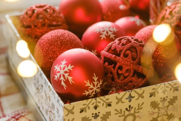 Juguetes de árbol de Navidad rojo en una caja, preparación para decorar un árbol de Navidad . — Foto de Stock
