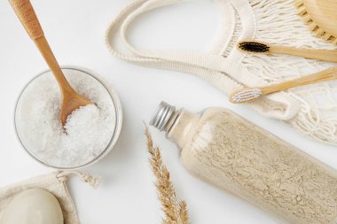 Vücut fırçası, sabun, ip eko torbası, kayın diş fırçası, deniz banyosu tuzu, vücut fırçası ve açık arkaplandaki diğer spa nesneleri.