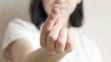 Tıbbi hap ya da vitamin yakın çekim. Sağlık ve tıbbi konsept. kopyalama alanı. Coronavirüsü tedavi edecek bir hap.